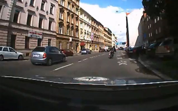 Εντυπωσιακή καταδίωξη μοτοσικλετιστή στην Πράγα