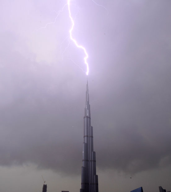 Κεραυνός χτυπά το ψηλότερο κτήριο του κόσμου | Φωτογραφία της ημέρας
