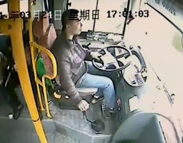 Οδηγός λεωφορείου ξεγελά τον θάνατο με απίστευτα αντανακλαστικά και τύχη