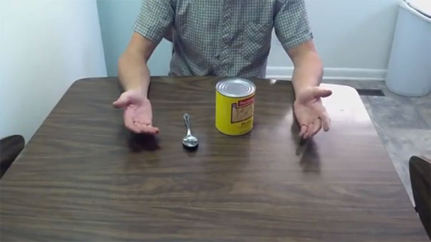 Πως να ανοίξετε μια κονσέρβα με κουτάλι