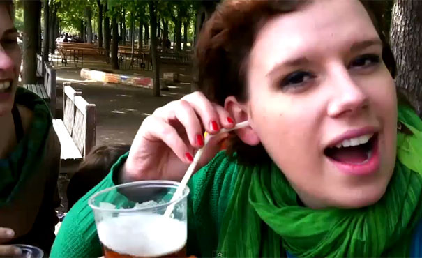 Γυναίκα πίνει μπύρα με το αφτί της