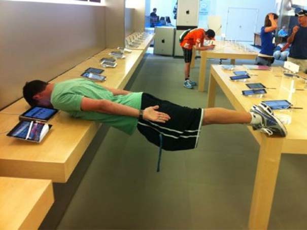 Παράξενα κι αστεία στα Apple Stores (7)