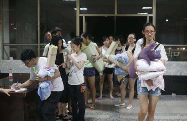 Δείτε πως ξεφεύγουν από τη ζέστη οι φοιτητές στην Κίνα (13)