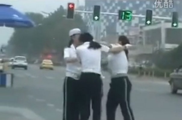 Γυναίκες τροχονόμοι μαλλιοτραβήχτηκαν στη μέση του δρόμου