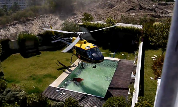 Ελικόπτερο κλέβει νερό από πισίνα