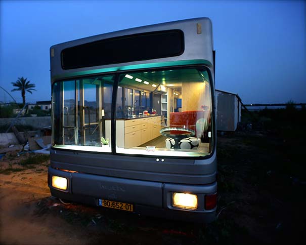 Παλιό λεωφορείο μετατράπηκε σε πολυτελές σπίτι (1)