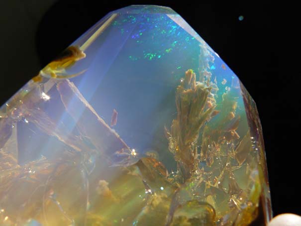 Εντυπωσιακός κρύσταλλος οπαλίου μοιάζει με μικροσκοπικό ενυδρείο (2)