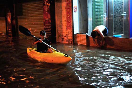 Όταν μια πλημμύρα γίνεται... αφορμή για διασκέδαση (4)