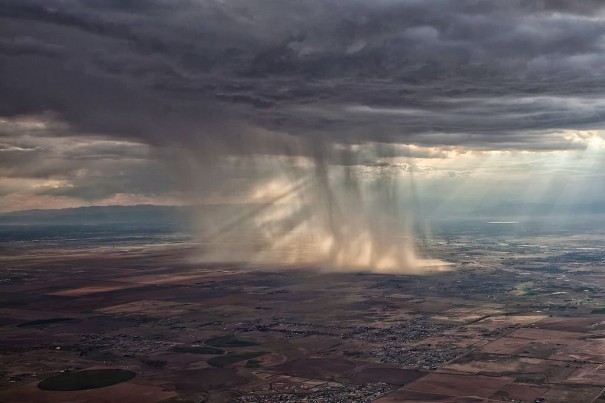 Καταιγίδα από το παράθυρο ενός αεροπλάνου | Φωτογραφία της ημέρας