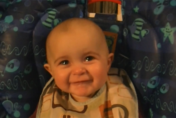 Μωρό 10 μηνών συγκινείται και βουρκώνει με το τραγούδι της μαμάς του