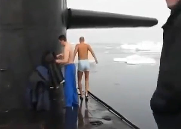Πλήρωμα Ρωσικού υποβρυχίου σταματάει για μπανάκι ανάμεσα στα παγόβουνα