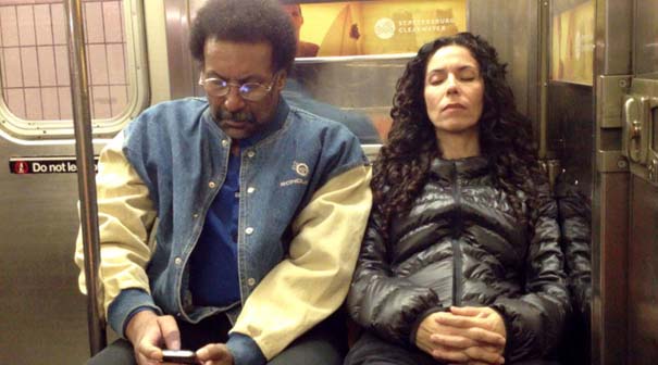 Απίθανες αντιδράσεις επιβατών του μετρό, όταν μια άγνωστη κοιμάται στον ώμο τους (21)