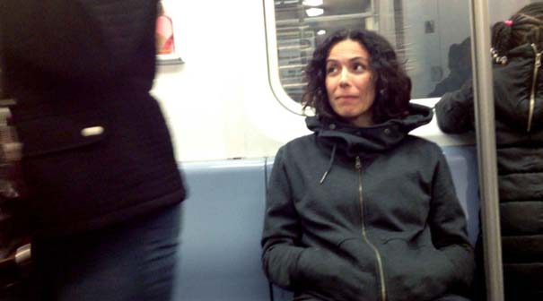 Απίθανες αντιδράσεις επιβατών του μετρό, όταν μια άγνωστη κοιμάται στον ώμο τους (6)