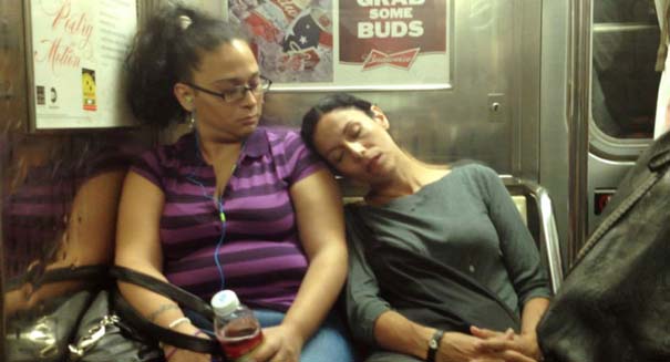Απίθανες αντιδράσεις επιβατών του μετρό, όταν μια άγνωστη κοιμάται στον ώμο τους (12)