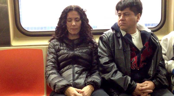 Απίθανες αντιδράσεις επιβατών του μετρό, όταν μια άγνωστη κοιμάται στον ώμο τους (18)