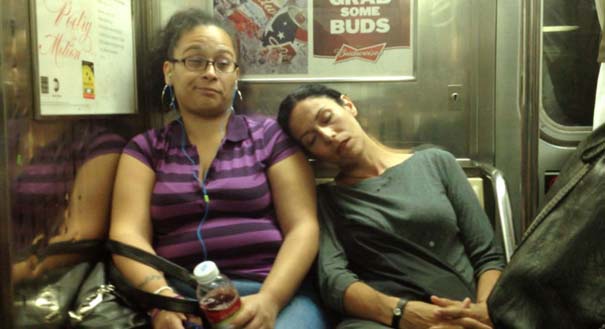Απίθανες αντιδράσεις επιβατών του μετρό, όταν μια άγνωστη κοιμάται στον ώμο τους (13)