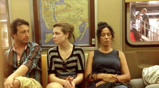 Απίθανες αντιδράσεις επιβατών του μετρό, όταν μια άγνωστη κοιμάται στον ώμο τους (1)