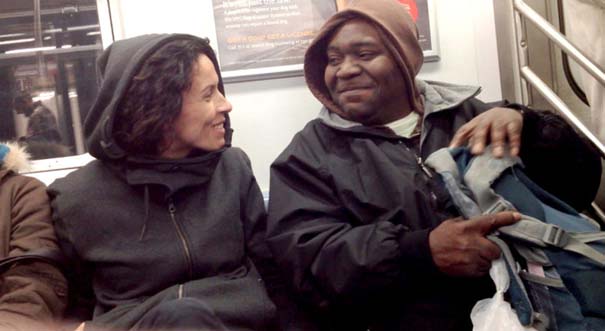 Απίθανες αντιδράσεις επιβατών του μετρό, όταν μια άγνωστη κοιμάται στον ώμο τους (25)