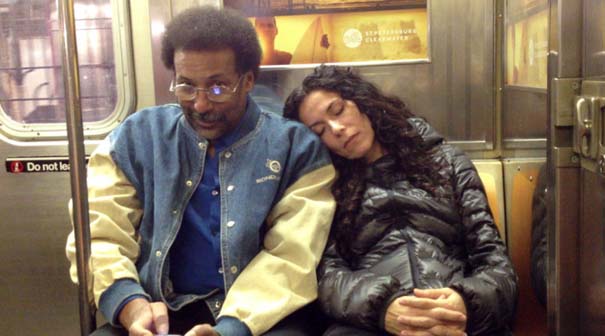 Απίθανες αντιδράσεις επιβατών του μετρό, όταν μια άγνωστη κοιμάται στον ώμο τους (20)