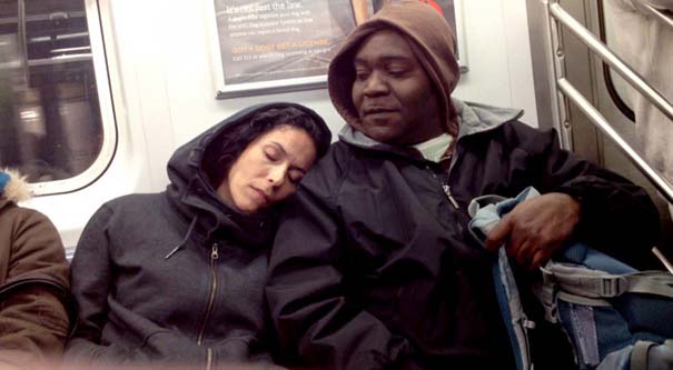 Απίθανες αντιδράσεις επιβατών του μετρό, όταν μια άγνωστη κοιμάται στον ώμο τους (24)