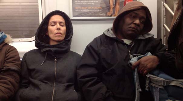 Απίθανες αντιδράσεις επιβατών του μετρό, όταν μια άγνωστη κοιμάται στον ώμο τους (22)