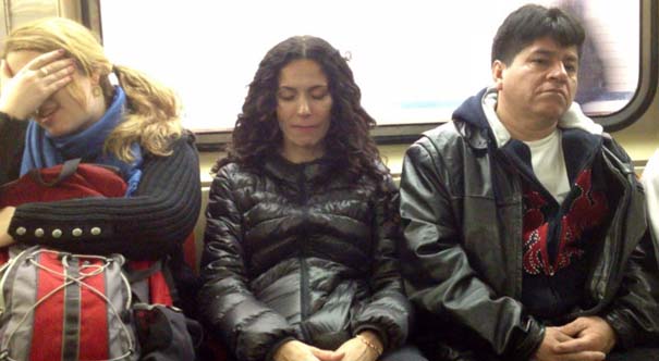 Απίθανες αντιδράσεις επιβατών του μετρό, όταν μια άγνωστη κοιμάται στον ώμο τους (17)