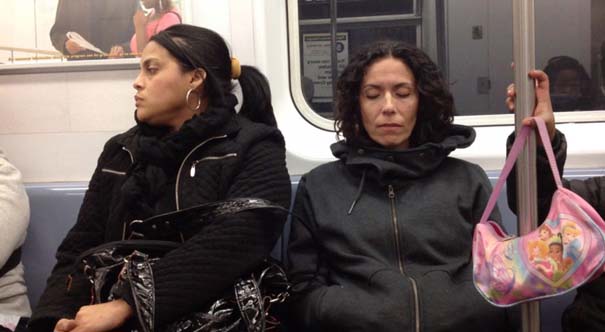 Απίθανες αντιδράσεις επιβατών του μετρό, όταν μια άγνωστη κοιμάται στον ώμο τους (4)