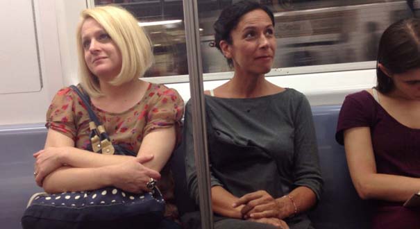 Απίθανες αντιδράσεις επιβατών του μετρό, όταν μια άγνωστη κοιμάται στον ώμο τους (10)