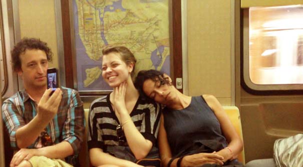 Απίθανες αντιδράσεις επιβατών του μετρό, όταν μια άγνωστη κοιμάται στον ώμο τους (2)