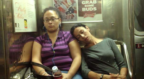 Απίθανες αντιδράσεις επιβατών του μετρό, όταν μια άγνωστη κοιμάται στον ώμο τους (14)