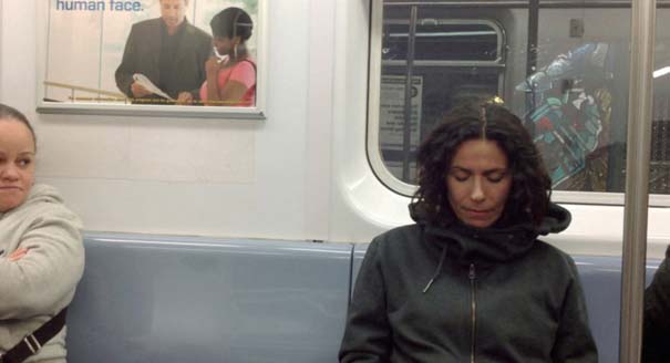 Απίθανες αντιδράσεις επιβατών του μετρό, όταν μια άγνωστη κοιμάται στον ώμο τους (7)