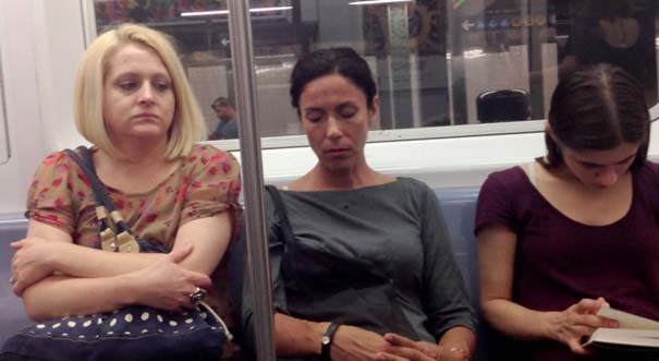 Απίθανες αντιδράσεις επιβατών του μετρό, όταν μια άγνωστη κοιμάται στον ώμο τους (8)