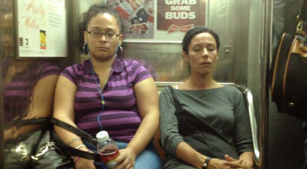 Απίθανες αντιδράσεις επιβατών του μετρό, όταν μια άγνωστη κοιμάται στον ώμο τους (11)