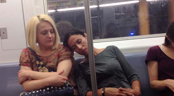 Απίθανες αντιδράσεις επιβατών του μετρό, όταν μια άγνωστη κοιμάται στον ώμο τους (9)