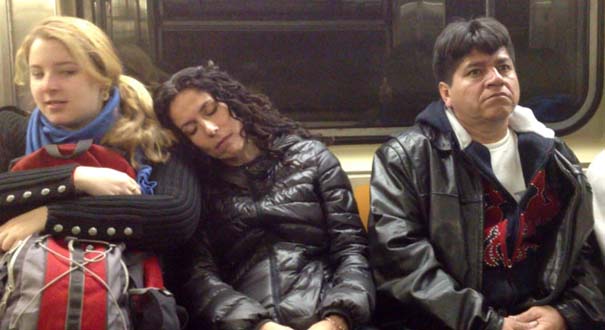 Απίθανες αντιδράσεις επιβατών του μετρό, όταν μια άγνωστη κοιμάται στον ώμο τους (16)