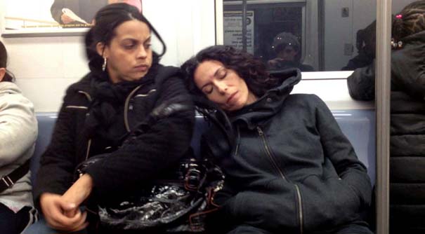 Απίθανες αντιδράσεις επιβατών του μετρό, όταν μια άγνωστη κοιμάται στον ώμο τους (5)