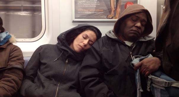 Απίθανες αντιδράσεις επιβατών του μετρό, όταν μια άγνωστη κοιμάται στον ώμο τους (23)