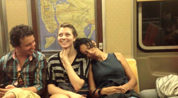 Απίθανες αντιδράσεις επιβατών του μετρό, όταν μια άγνωστη κοιμάται στον ώμο τους (3)