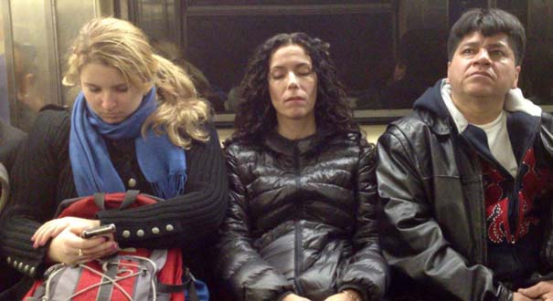 Απίθανες αντιδράσεις επιβατών του μετρό, όταν μια άγνωστη κοιμάται στον ώμο τους (15)