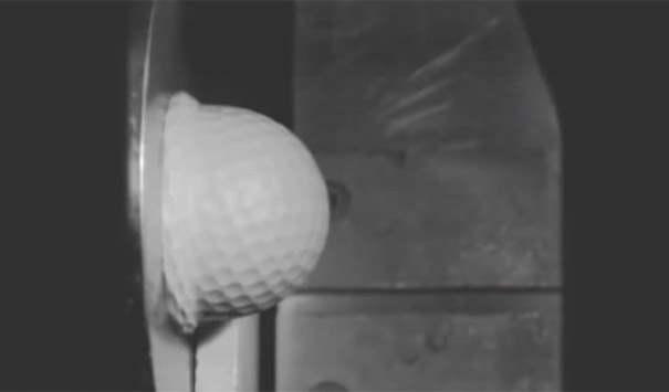 Μπαλάκι του γκολφ προσκρούει σε ατσάλινη επιφάνεια με 240 χλμ/ώρα