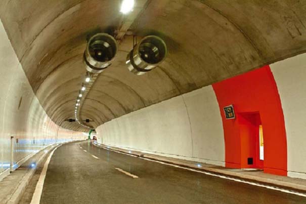Όχημα που καθαρίζει τα τούνελ στην Ελβετία (1)