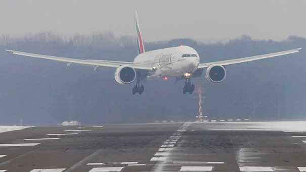 Προσγειώσεις αεροσκαφών που αψηφούν τον δυνατό άνεμο στο αεροδρόμιο του Dusseldorf