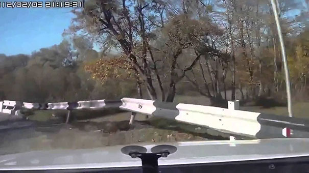 Ρώσος οδηγός παραμένει χαλαρός ενώ πέφτει με το αυτοκίνητο του στο ποτάμι