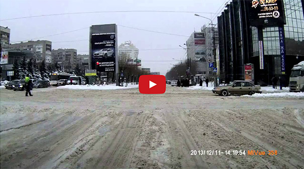 Η... ασυνήθιστη οδική βοήθεια για φορτηγά στη Ρωσία