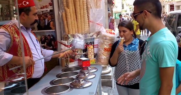 Απίστευτος τρόπος σερβιρίσματος παγωτού στην Τουρκία