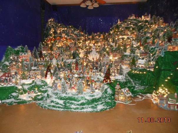 Στολίζοντας ένα ολόκληρο χριστουγεννιάτικο χωριό μέσα σε ένα δωμάτιο (11)