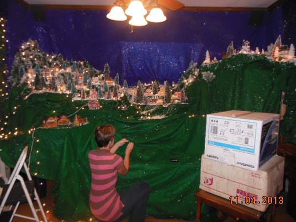 Στολίζοντας ένα ολόκληρο χριστουγεννιάτικο χωριό μέσα σε ένα δωμάτιο (4)