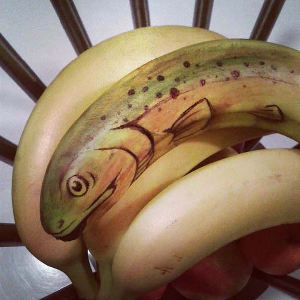 Δημιουργικός μπαμπάς σχεδιάζει πάνω σε μπανάνες (4)