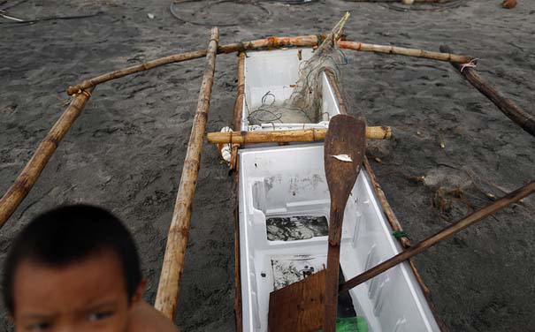 Μετέτρεψαν ψυγεία σε βάρκες για ψάρεμα προκειμένου να επιβιώσουν (3)