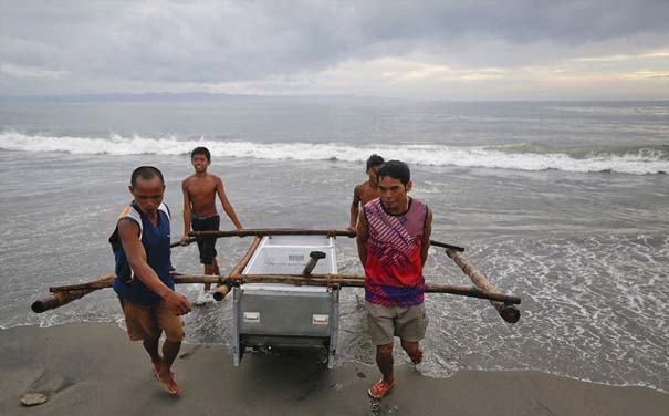 Μετέτρεψαν ψυγεία σε βάρκες για ψάρεμα προκειμένου να επιβιώσουν (4)